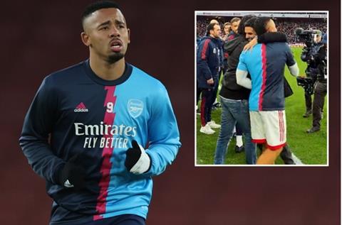 Mikel Arteta ôm chặt Gabriel Jesus sau chiến thắng trước Bournemouth