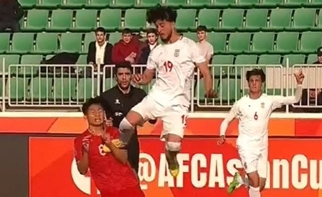 Trọng tài bỏ qua lỗi vào bóng nguy hiểm của cầu thủ U20 Iran