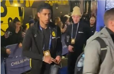 Hành động bất ngờ của CĐV Chelsea với Jude Bellingham