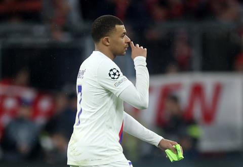 Kylian Mbappe tắt điện khi phải đối đầu Upamecano