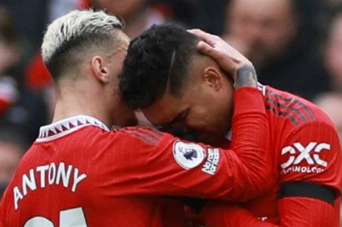 Casemiro bật khóc sau tấm thẻ đỏ, Ten Hag đối diện với ác mộng