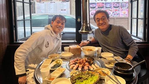 Văn Toàn tái ngộ cựu trợ lý Lee Young Jin tại Hàn Quốc