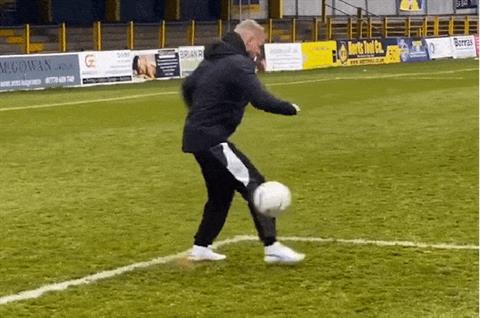 Pha chạm bóng điên rồ của Oleksandr Zinchenko