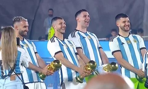 Dàn sao Argentina tái hiện màn ăn mừng phản cảm của Martinez