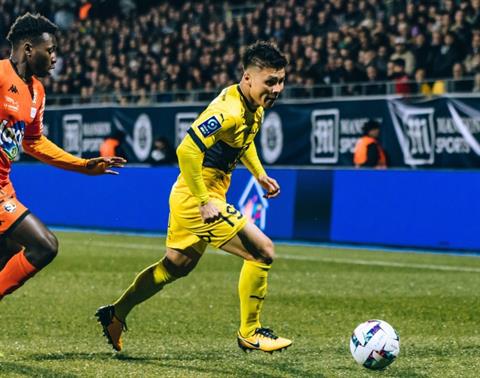 Quang Hải thi đấu mờ nhạt trong ngày Pau FC thắng trận