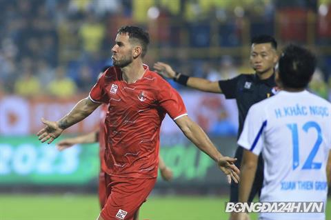 Nguyên Mạnh bó tay trước pha đánh đầu đẳng cấp của ngoại binh Hải Phòng