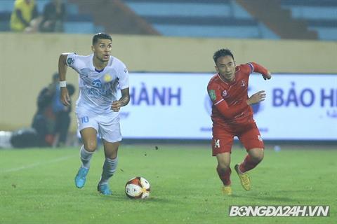 Hải Huy bỏ lỡ cơ hội ghi bàn khó tin trước khung thành Nam Định