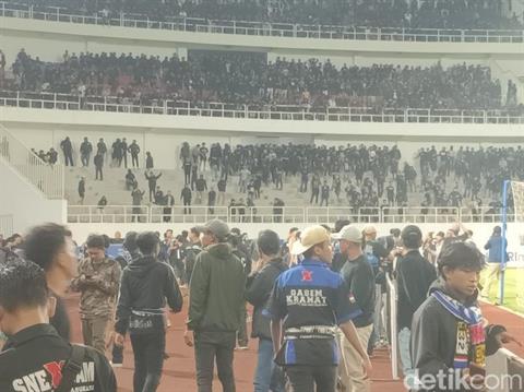 Bóng đá Indonesia lại ghi nhận bạo loạn tại sân vận động