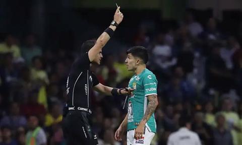 Bị trọng tài lên gối vào chỗ kín, cầu thủ nằm sân đau đớn