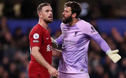 Alisson lên tiếng về màn cãi cọ với Jordan Henderson ở trận hòa Chelsea