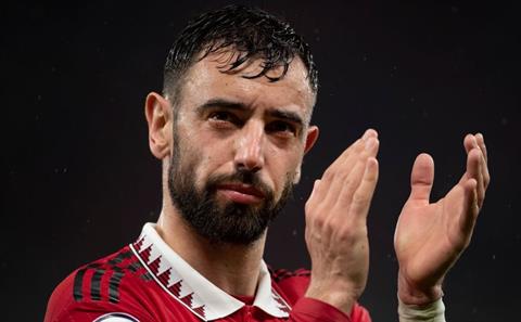 CĐV MU khóc thét vì chấn thương của Bruno Fernandes
