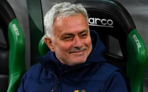 Jose Mourinho đá đểu Juventus sau khi lọt top 3 Serie A