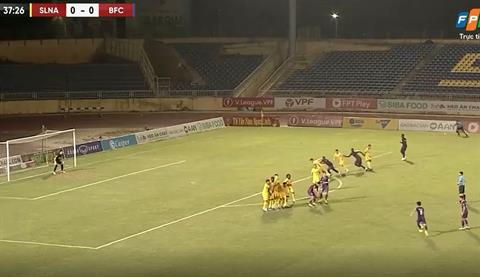 VIDEO: Tuyển thủ U20 Việt Nam lập siêu phẩm sút phạt vào lưới SLNA