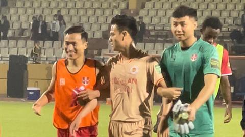 Văn Toản và Việt Hưng áp sát Hồ Tấn Tài sau trận