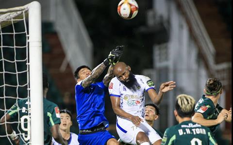 HLV Vũ Tiến Thành đổ lỗi cho trọng tài sau trận thua Hà Nội