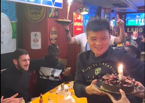 Quang Hải được đồng đội tổ chức sinh nhật tại Pau FC