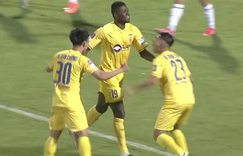 SLNA mở tỷ số sớm vào lưới HAGL