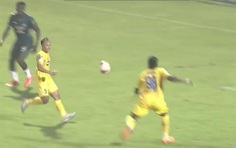 VIDEO: Ngoại binh SLNA phối hợp đẹp mắt ghi bàn vào lưới HAGL