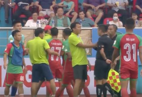 HLV xô xát với trọng tài ở giải Hạng Nhất 