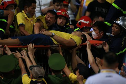 CĐV bị ngất tại sân trước trận Công An Hà Nội vs Nam Định 