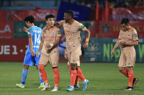 VIDEO: Tuyển thủ U22 Việt Nam sút xa đẹp mắt tung lưới Nam Định 