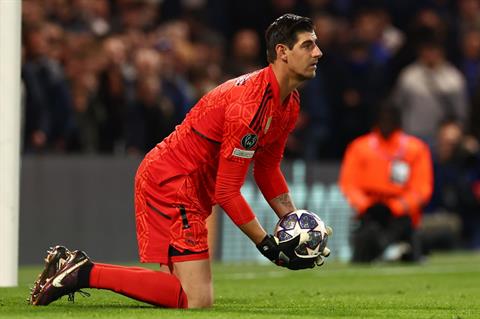 Courtois đáp trả CĐV Chelsea khi bị khiêu khích