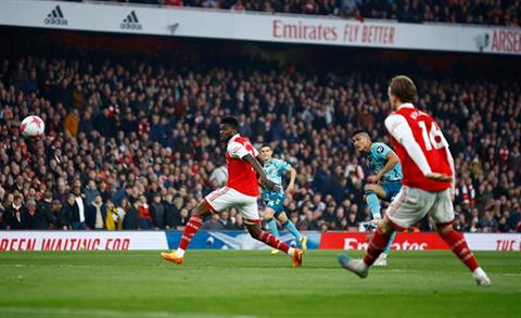 Theo Walcott vừa đấm vừa xoa Arsenal