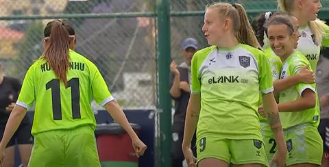 Huỳnh Như rủ đồng đội Lank FC ăn mừng như Ronaldo