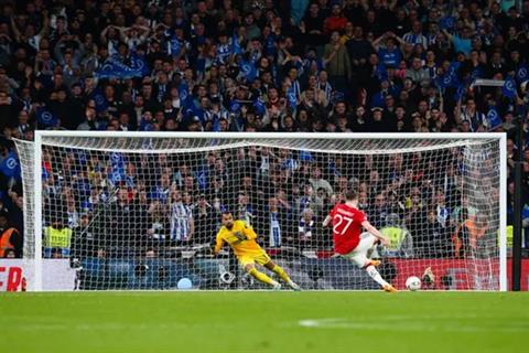 Wout Weghorst tiết lộ bất ngờ về loạt đá 11m trước Brighton