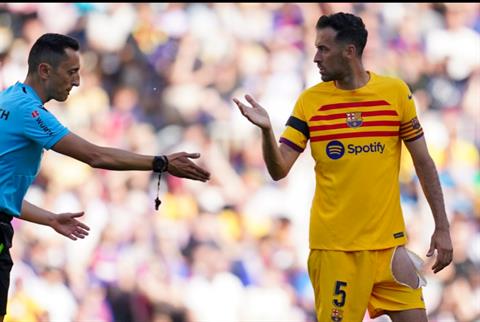 Sergio Busquets bị cầu thủ Atletico kéo đến rách quần