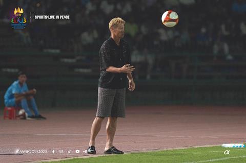 HLV U22 Campuchia nói gì về phong cách thời trang khác người của Keisuke Honda?