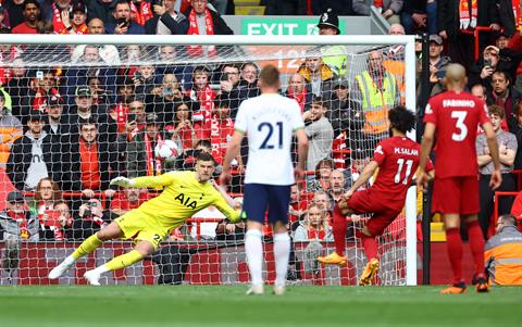 Mohamed Salah chính thức vượt qua Robbie Fowler