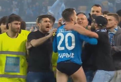 Sao Napoli “lạc mất quần khi ăn mừng chức vô địch Serie A