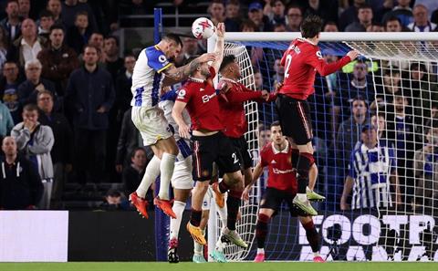 Luke Shaw không thể giải thích pha đánh bóng chuyền khiến MU thua Brighton