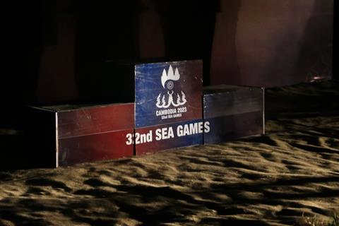 Độc đáo SEA Games: BTC dùng đèn ô tô chiếu sáng để trao huy chương giữa Angkor Wat