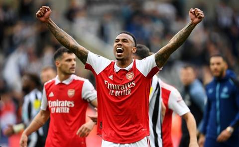 Gary Neville ngả mũ: Arsenal đã trưởng thành