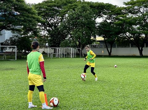 Tuyển nữ Việt Nam chuẩn bị cho trận bán kết SEA Games 32