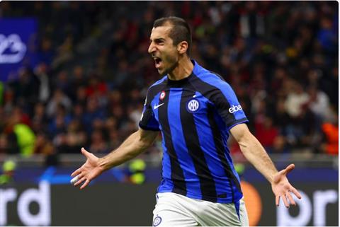 Chung tay diệt Milan, Dzeko và Mkhitaryan phản ứng thế nào?