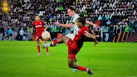 Max Allegri nói gì về quả 11m bị từ chối?
