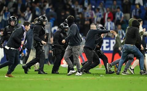 Ultras Espanyol tràn vào sân, cầu thủ Barca chạy tán loạn giữa màn ăn mừng vô địch
