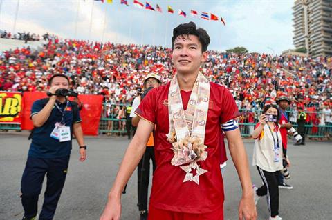 Phan Tuấn Tài được fan tặng vòng cổ siêu độc