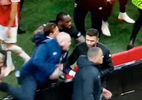 Các ngôi sao của West Ham trèo lên khán đài để bảo vệ người thân