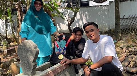 Thủ môn U22 Indonesia tạ ơn người cha đã khuất bằng tấm HCV SEA Games