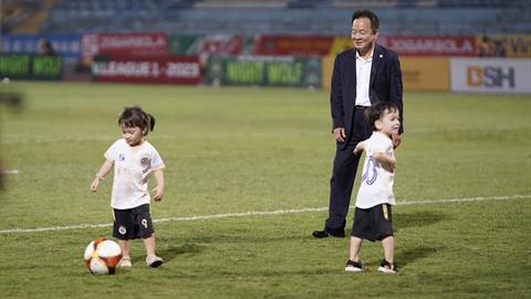 VIDEO: Bầu Hiển chơi bóng cùng cháu nội trên sân Hàng Đẫy