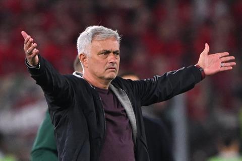 Roma được hưởng lợi, HLV Mourinho vẫn chỉ trích án phạt trừ điểm của Juventus