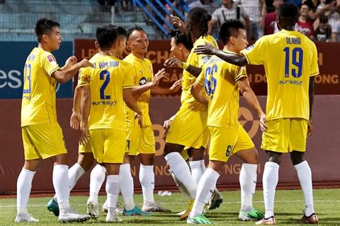 Video: SLNA mở tỉ số 5 phút sau khi Văn Hậu đá hỏng penalty