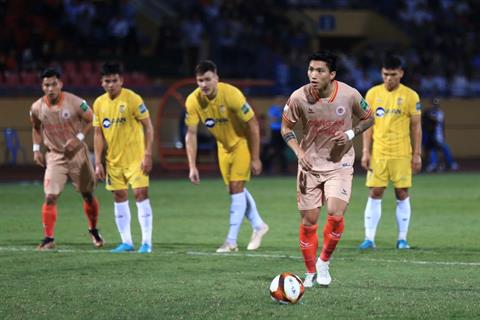 Video: Đoàn Văn Hậu đá hỏng penalty kiểu lườm rau gắp thịt