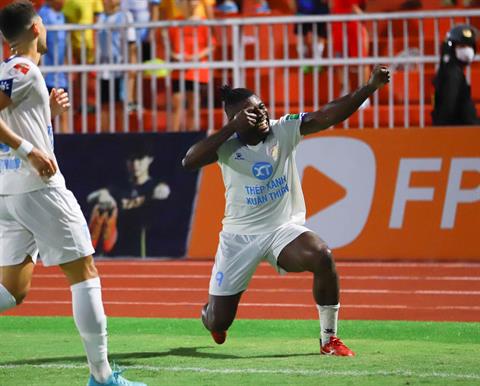 Video: Ngoại binh Nam Định lập siêu phẩm vào lưới Bình Định