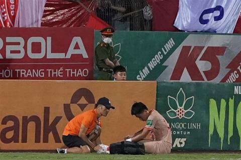 Lê Văn Đô chấn thương, rời sân bằng cáng trong trận đấu của CA Hà Nội