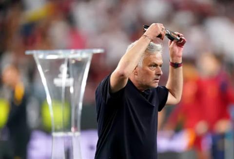 Jose Mourinho tới tận bãi đỗ xe để chửi trọng tài